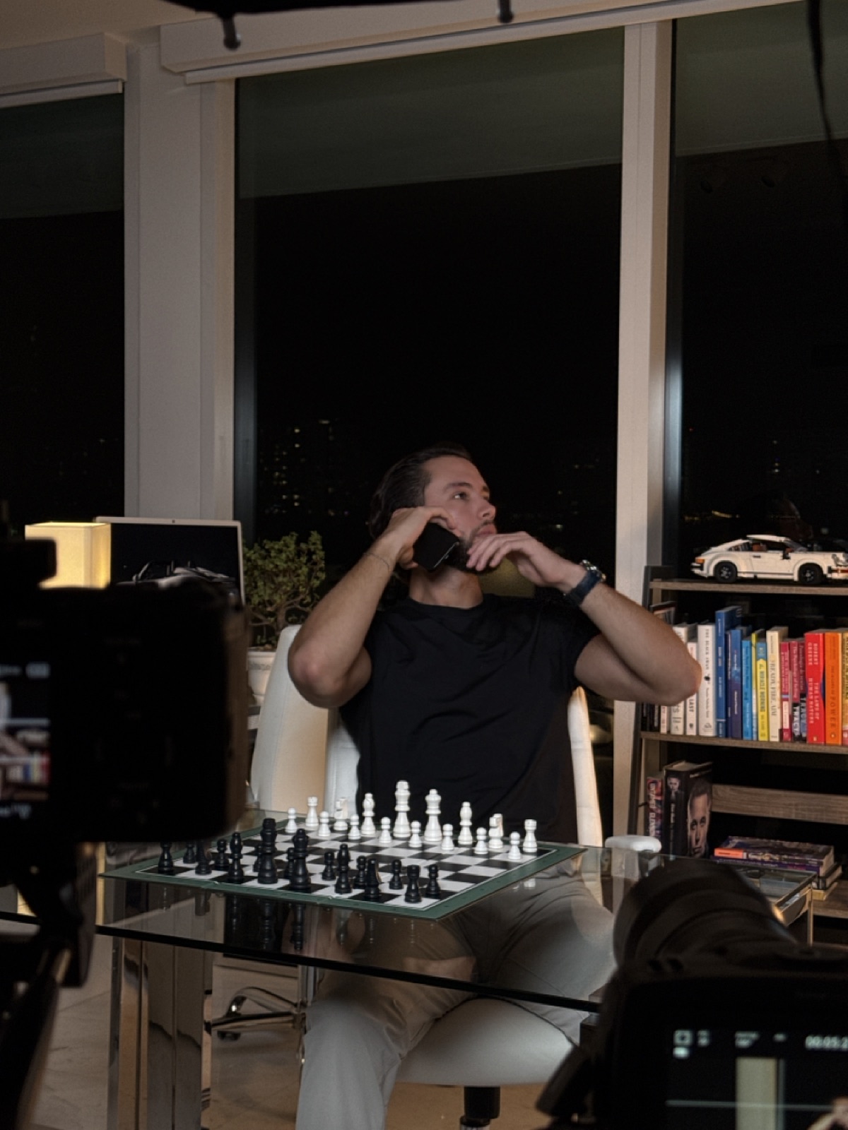 Esteban preparando una nueva producción de contenido