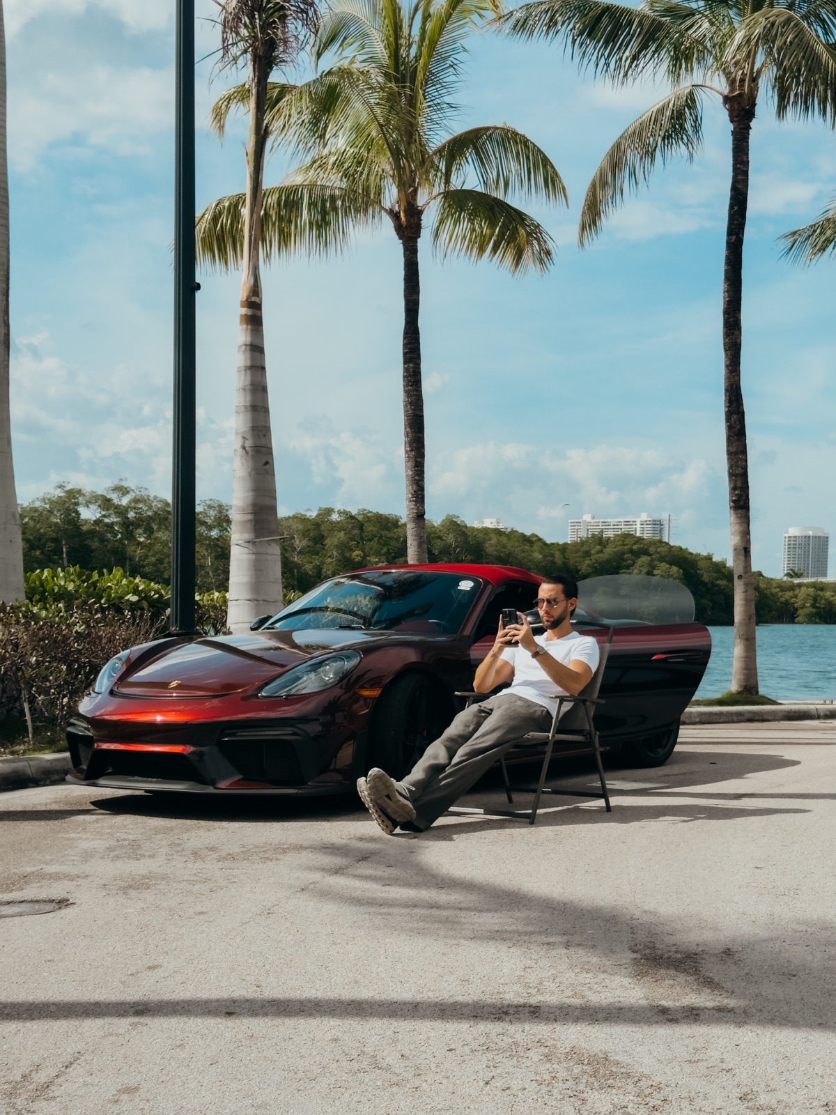 Esteban Iglesias trabajando al aire libre en Miami